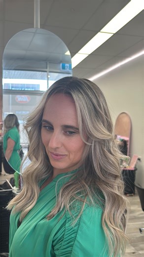 SUNBURY HAIRDRESSERS | BLONDE, BALAYAGE & EXTENSION SALON on Instagram: "Blended blonde for longevity ✨ She came in with chunky blonde and we softened everything up, smoothing the roots and melting the tones together for a seamless, lived-in finish. Still bright, still stunning just way more wearable and easier to maintain between appointments. A blonde that grows out beautifully and keeps that fresh-from-the-salon feel for longer 🤍 #BlendedBlonde #LongevityBlonde #SoftRootBlend #DimensionalBlo