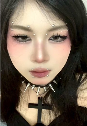 Doris Makeup: Embrace the Alt Girl Vibe