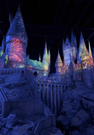 Fireworks at Hogwarts 🎆 📍London, England🇬🇧 . . . #harrypotter #hogwarts #warnerbrosstudioharrypotter #harrypottertiktok #fyp