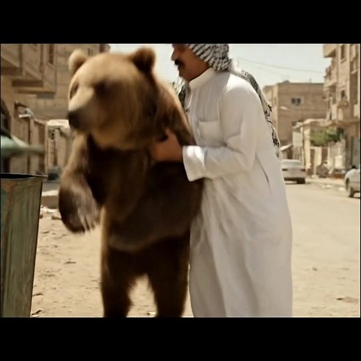 عراقي يرمي الدب بالحاوية 🐻🇮🇶"#عراق #مقالب #دب #واقع #Iraq #Funny #Culture