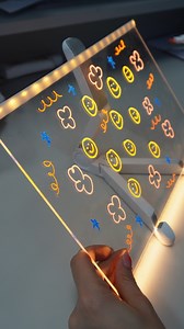 ✨ ¡Haz que brille la creatividad! 🖍️ Luz LED mágica: Cada trazo se ilumina con un brillo espectacular gracias a su base con LED. 🎨 Aprendizaje divertido: Ideal para que los peques aprendan letras, números y formas jugando. 🧼 Fácil de limpiar: Incluye paños para borrar y volver a crear sin límites. 🌈 7 plumones de colores: Crea mensajes y dibujos vibrantes que llaman la atención. 🏠 Versátil y decorativo: Perfecto para anuncios, letreros o para inspirar la imaginación en casa. 👉 ¡Deja que la