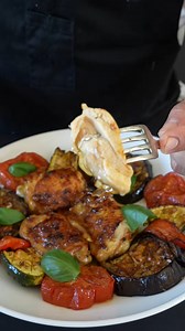 Honey Mustard Chicken Thighs with grilled veggies! 🐔✨ Quick, easy, and delicious! 😋🔥 Ingredients: ● 4 chicken thighs (with or without skin, your choice) ● 3 tablespoons Dijon mustard ● 2 tablespoons honey ● 1 tablespoon lemon juice ● 2 garlic cloves, minced ● 4 tablespoons extra virgin olive oil ● Salt and pepper to taste ● Vegetables of your choice (bell peppers, zucchini, eggplant, tomatoes) Instructions: Marinate the Chicken Thighs: In a bowl, mix the mustard, honey, lemon juice, garlic, a