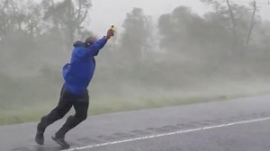 El reportero que lucha contra el viento del huracán Ida
