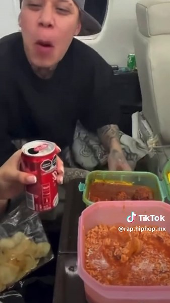 Santa Fe Klan comiendo en su avión — video y detalles