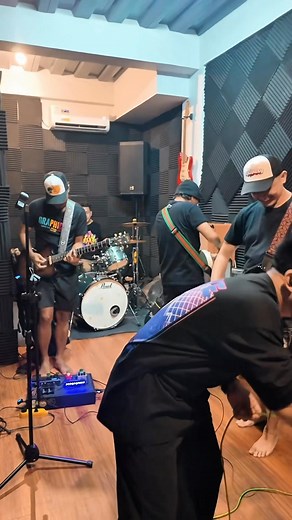 Rehearsal for tomorrow’s event “THE LAST SCREAM” The original members of EYESCREAM After decades, nagkasama-sama ulit finally on one stage. Pipz Scream Poldz Domingo Henry A Galvez Paul Hazon DC JM #eyescream | Michael Dutchi Libranda