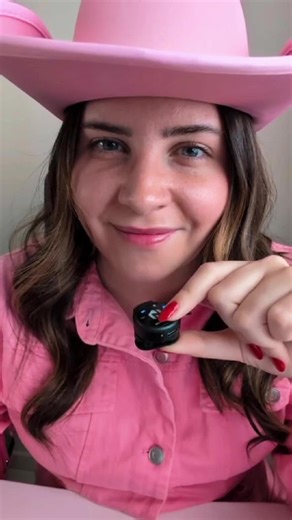 Galera Record, a Gal 🌙 on Instagram: "Duas mulheres, duas famílias rivais e um amor que pode reescrever o destino ou selá-lo em sangue. Bala no Alvo, Dente de Leão é o novo livro de Giu Domingues que está em pré-venda e você precisa garantir essa leitura única e envolvente! #galerarecord #livros #euamoler #euamolivros #fãdelivro #instalivros #books #bookaholic #leituras #booktok #institutogalera"