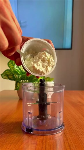 Gelato fit proteico al mango 🥭 ⚠️segui @roberto.portanova ✔️salva la ricetta 🥣falla anche tu! Ingredienti: •1 confezione di fiocchi di latte proteici •1mango maturo congelato •1 cucchiaino di miele Procedimento: mettiamo insieme in un robot da cucina i fiocchi di latte, un cucchiaino di miele e un mango fresco maturo congelato. Fruiamo tutto per pochi minuti, ed il nostro gelato proteico e’ fatto! #gelato #gelatofattoincasa #gelatoalmango #mango #fiocchidilatte