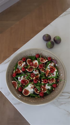 Ane Louise Reimer 🌻💕💜💖💛 on Instagram: "Det er jo sæson for friske figner og jeg elsker sådan en salat her til laksen 🥗🥑 En lækker salat med baby salatmix, avocado, burrata, friske figner, snack ærter, granatæble, hindbær og ristede pinjekerner. Toppes med balsamico glaze 🤎"