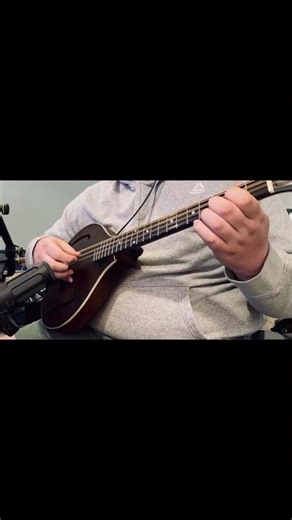 Playing fingerstyle on an octave mandolin