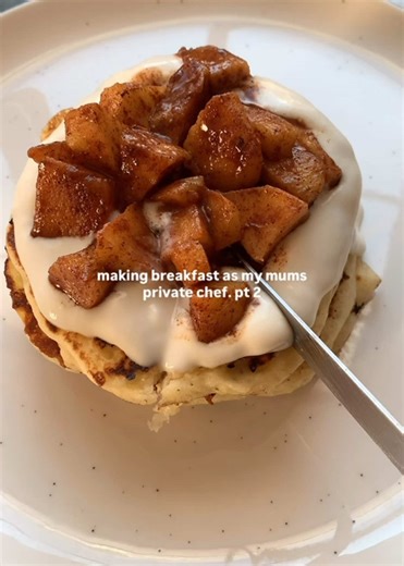 Ingredients: 100 g cottage cheese 1 egg 1–2 tsp sugar (to taste) 3–4 tbsp buckwheat flour ½ tsp baking powder A squeeze of lemon juice A splash of milk Pinch of salt (optional) Method: In a bowl, mix the cottage cheese and egg until mostly smooth Add sugar, lemon juice, milk, and mix again Fold in buckwheat flour and baking powder Heat a non-stick pan on medium-low Cook small pancakes until bubbles form, then flip and cook until golden Caramelised Apples 🍎 Ingredients: 1 apple, sliced 1 tsp oli