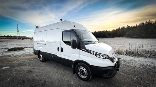 Et kompromissløst Heavy Duty-bygg, skreddersydd helt etter kundens behov. I tett samarbeid med kunden har vi finjustert hver eneste detalj for å oppnå akkurat det resultatet som var ønsket. All belysning – i varerom , skap, ekstralys og varsellys – styres sømløst via Modul-Connect, der design og funksjon møtes på beste måte. En komplett varebilinnredning med 8 kW strøm aggregat og luft kompressor. Med varme i varerom er denne bilen rustet for tøffe oppdrag og maksimal effektivitet. Et ryddig, sm