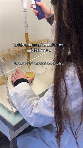 En pharmacie, ces médicaments ne devraient plus te faire hésiter. Si certains ne sont pas évidents, c’est un rappel 🤝 🦠 Anti-infectieux • Azithromycine → antibiotique (macrolide) • Métronidazole → antibactérien / antiparasitaire (anaérobies, protozoaires) 🔥 Anti-inflammatoires / Corticoïdes • Prednisolone → corticoïde systémique • Bétaméthasone → corticoïde (usage cutané / systémique selon forme) 🧠 Système nerveux central Antidépresseurs • Sertraline → ISRS • Mirtazapine → antidépresseur nor