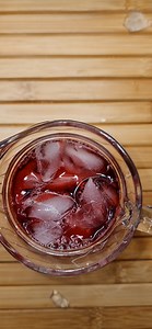 Health benefits of hibiscus tea Protects with antioxidants. The hibiscus plant is rich in antioxidants such as beta-carotene, vitamin C and anthocyanin Fights inflammation Lowers blood pressure Lowers cholesterol Promotes weight loss Fights bacteria Supports liver health | Mywayofeating