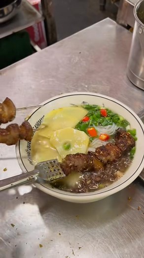 Menu bún nhà em vẫn đầy đủ: Bún nhựa mận Bún dồi Bún chả Bún thập cẩm Bún thập cẩm đùi Chỉ từ 40k là các bác có thể thưởng thức bún thập cẩm thơm ngon nhà em rồi ạ❤️ Đầu tuần công việc nhiều các bác cứ qua làm bát bún chó vừa nhanh vừa ấm bụng ạ❤️ Địa chỉ: Ngõ 120 Phùng Khoang, Đại Mỗ, Hà Nội Sđt: 0399383789 | Đệ Nhất Quán thịt chó Phùng Khoang