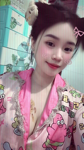 Lỡ sau này mình thương nhau quá, mà không ở bên nhau được thì sao? Thì mình đừng vội trách nhau, cũng đừng trách số phận. Chỉ cần nhớ rằng đã từng có một người vì mình mà cố gắng. Và mình cũng đã từng vì họ mà chân thành đến thế. Nếu không thể nắm tay nhau đi hết đoạn đường, thì ít nhất cũng đã từng đi cùng nhau một quãng thật lòng. Nếu đang còn có thể, hãy thương nhau một cách đàng hoàng, tử tế, rõ ràng. Còn tương lai nếu có mất nhau thật, thì mong là khi nhớ lại, mình vẫn mỉm cười được, chứ kh