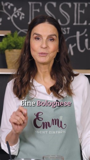Emmi kocht einfach on Instagram: "👉 Kommentiere mit „Bolognese“ und ich schicke dir mein Bolognese-Rezept 💚 Die klassische Soße hat reichlich Aroma und Tradition und nichts mit der gemeinen Hackfleischsoße zu tun. Mein Rezept ist ganz nah am italienischen Original, familienfreundlich, alltagstauglich und kann prima vorbereitet werden."