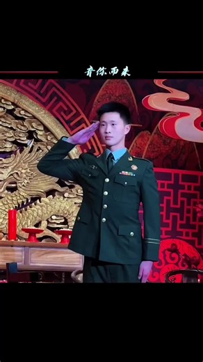 🇨🇳 她身披洁白的婚纱，腹部已微微隆起，那是英雄生命的延续。她没有在悲痛中沉沦，而是选择在这盛大的礼堂里，与那个永远留在了远方蓝天或边疆的灵魂，完成那场未竟的誓约。她紧紧怀抱着他的军帽，或者依偎在穿着他军装的模型身旁，泪水洗净了浮华，只剩下如磐石般的坚毅。此时，战友们齐整地敬礼，仿佛他正隐形于队列之中。当她开口，那原本柔弱的声音因着极致的爱而变得宏大且悲悯，在大厅中久久回荡： 🇬🇧 She is draped in a pristine white wedding dress, her belly slightly rounded—a continuation of a hero's life. Instead of sinking into despair, she chooses to complete the unfulfilled vow in this grand hall with the soul that remains forever in the distant blue sky or at the border. She clutches his mili