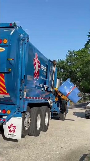 Drive and Dump-Labrie Expert Garbage Truck 4041 #shorts #recycle #truck