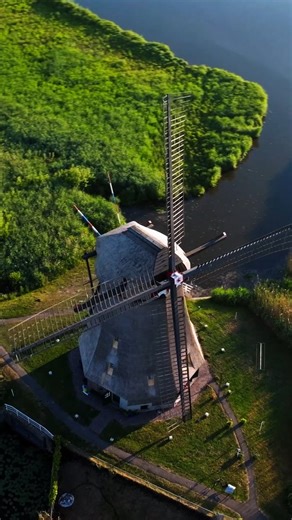 Kinderdijk UNESCO World Heritage on Instagram: "A unique view of Kinderdijk 💙 Because Kinderdijk is a Natura 2000 protected area and families live in the windmills, we ask visitors not to use drones. By making these drone images available, we can keep as many drones on the ground as possible — without missing out on this beautiful perspective. Would you like to use the footage for your own content? Please get in touch with us 📩 ---- Van bovenaf is Kinderdijk minstens zo bijzonder 💙 Omdat Kind