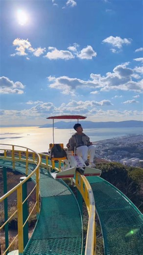 樂冠廷 阿樂╵景點╵旅遊╵住宿╵美食╵日本旅遊 | 大阪近郊隱藏版的復古山頂遊樂園，遊客少風景美，而且電車就可以抵達👍 這裡搭乘每一項設施，都可以同時欣賞超美風景，可以遠眺神戶、瀨戶內海，淡路島的景色～ 山頂的腳踏車一定要玩，還可以去旋轉景觀餐廳，景色超美令人放鬆😍 快傳給你想一起去大阪旅行的人 📍神戶。須磨浦山上遊園... | Instagram