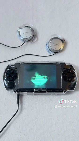 let’s all love lain. #retro #techtok #psp #playstationportable #psp3000 #2000s #gamereview #gamerecomendation #serialexperimentslain #sel #lain #lainiwakura #iwakuralain #serialexperimentlain