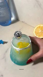 ☔️💫 inspired by the rainy start of 2026 in LA Recipe 💧marshmallow fluff blue edible glitter 💙 blue raspberry syrup ☁️ calpico ✨ @clearlycanadian sparkling water ⭐️2️⃣6️⃣ yellow edible glitter lemonade #estherscafe #newyeardrink #sparklingwater | Estherscafe