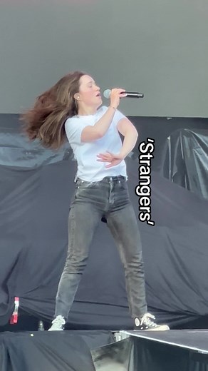 @Sigrid Singing ‘Strangers’ live #sigrid #concert #fyp #concertkaz #strangers