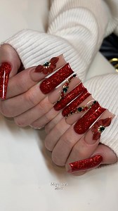 So sparkly ❤️🌲💋 All products from: Cheyennesnails.com • ❤︎ Cover peach ❤︎ 3XL sq tips ❤︎ Ruby sugar glitter rubbed into tacky layer ❤︎ Liner brush set ❤︎ Gloss topcoat #nails #christmasnails #rednails | Cheyennesnails