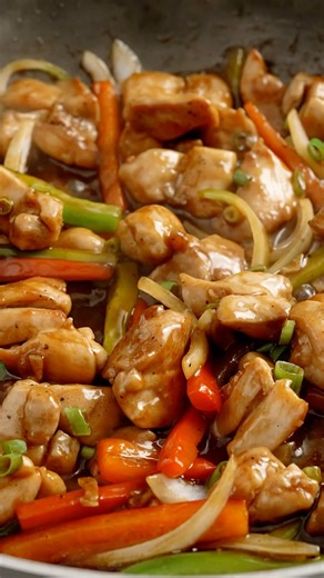 Easy chicken stir fry with black pepper sauce recipe. Ingredients for 4 servings Chicken breast or thigh - 350 grams Bell pepper 1 Onion 1 Garlic 2 cloves Cooking oil 2 tbsp For marinade Cornstarch - 2 tsp Sesame oil -1 tsp Shao Xing cooking wine - 2 tsp Regular soy sauce - 1 tbsp Black pepper - half tsp For Sauce Mix Light soy sauce 1 tbsp Oyster sauce 3 tbsp Cornstarch 1 tsp Shao Xing wine 1 tbsp Water 3 tbsp Sesame oil 2 tsp Black pepper 1 tsp or adjust to taste #blackpepper #stirfry #chicken