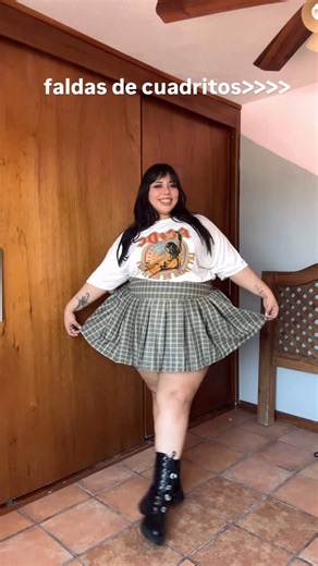 Luna Martínez on Instagram: "las it girls usamos falditas de cuadritos 🗣️🗣️ Todos los productos son de @fashionnovacurve 💕 ahí les va la lista: ⭐️High Society Plaid Mini Skirt Set ⭐️Nala Plaid Mini Skirt ⭐️AC/DC Let there be Rock Shirt ⭐️Judia Jewel Booties . #plussizefashion #altfashion"