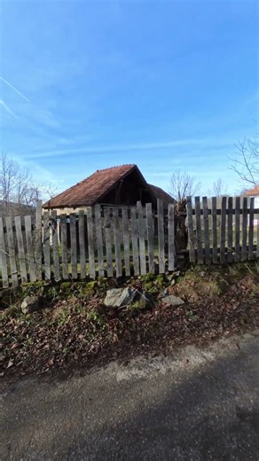 La drum prin satul Sohodol, Hunedoara, Ținutul Pădurenilor