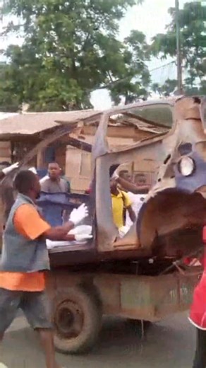 🔴 OÙ EST PASSÉE L'AUTORITÉ DE l’ÉTAT ? Cette vidéo choque, révolte et interroge. Elle montre une scène inacceptable : un corps sans vie transporté en pleine rue, par des civils, sans encadrement de la police, sans ambulance, sans respect des procédures légales et de la dignité humaine. Dans un État qui fonctionne, la mort déclenche automatiquement l’intervention des services compétents : la police pour sécuriser le lieu, la justice pour constater les faits, la protection civile ou les services 