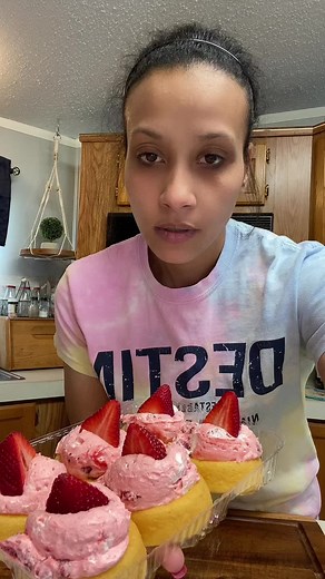 Sponge cakes #3ingredientsrecipes Dessert shells Cool whip Strawberry pie filling