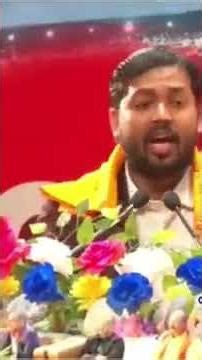 Khan sar interview dete hue stage per