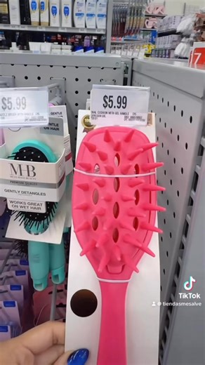 Cada rizo necesita su cepillo ✨ Para definir, para desenredar sin dolor y para cuidar tu cabello como se merece. Desde rizos bien cerrados hasta ondas suaves, aquí encuentras el cepillo ideal para evitar quiebre y mantener tu forma natural 💫 ¿Cuál es tu tipo de rizo? 👀👇 Encuentra el tuyo en Me Salvé. #mesalve #hair #rizos #cepillo #hairstyle | Tiendas Me Salvé