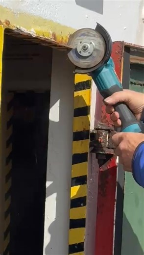 𝗧𝗛𝗘 𝗝𝗢𝗛𝗡𝗦 𝗔𝗥𝗘 𝗢𝗡 𝗧𝗛𝗘 𝗝𝗢𝗕! 𝗗𝗥𝗬 𝗗𝗢𝗖𝗞 𝗣𝗥𝗘𝗣 𝗖𝗢𝗡𝗧𝗜𝗡𝗨𝗘𝗦 𝗢𝗡 𝗥𝗢𝗦𝗦 𝗥𝗘𝗩𝗘𝗡𝗚𝗘 𝗧𝗛𝗜𝗦 𝗪𝗘𝗘𝗞𝗘𝗡𝗗 👷 👷 Here you can see engineer John Day replacing thick exterior door seals, to make sure Ross Revenge is fully watertight. A requirement for her journey to dry dock. He has been assisted with this and a number of other essential jobs this weekend by fellow engineer John Pryke - collectively known as ‘The Johns’! | Radio Caroline