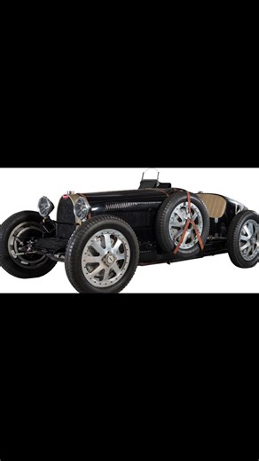 BUGATTI TYPE 35B – 1927 Icône absolue de l’automobile de compétition, la Bugatti Type 35B incarne l’âge d’or du sport automobile. Développée à la fin des années 1920, elle est considérée comme la voiture de course la plus victorieuse de l’histoire, avec plus de 2’000 victoires en compétition, dont 5 Targa Florio consécutives. • Année : 1927 • Modèle : Type 35B Grand Prix • Kilométrage : Zéro km • Dossiers administratifs : papiers espagnols, suisses et allemands • État : restauration intégrale mé