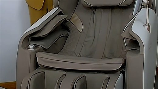 Vision智慧屏4支持手机应用遥控操作，观影、游戏轻松切换，家人也能轻松上手，客厅娱乐更便捷。