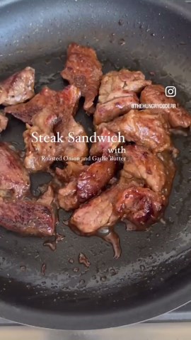 Steak sandwich on garlic bread 🥩🧄🔥 #SteakSandwich #GarlicBread #EasyRecipe #FoodReel #FoodShorts #Yum #Shorts