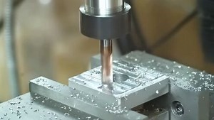 钻铣床：铣平面加工过程
