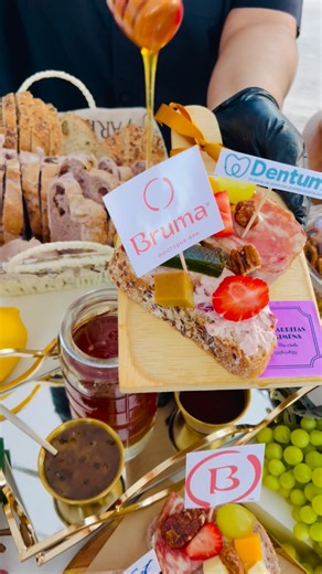 Las Barritas de Ximena on Instagram: "Detalles que se preparan con calma y se disfrutan sin prisa. Tapas de charcutería en tabla personalizada ✨"