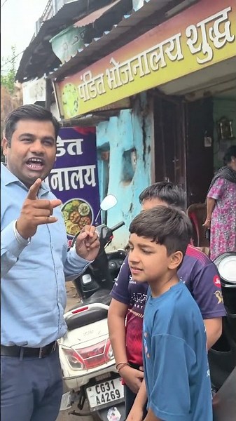 बच्चों के लिए ये Electric Scooty चलाना भी सही नहीं है! #TrafficRules #roadsafety #shorts