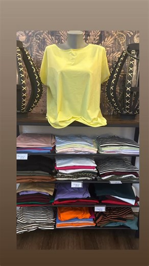 Yvonne Boller on Instagram: "🎄🎄🎄🎄 Adventskalender 🎄🎄🎄🎄 Heute öffnen wir schon Türchen Nummer 7 für Euch! Wie die Zeit rennt…… Unsere tollen Basic Shirts gibt’s heute 15% reduziert. Egal ob Langarm oder Kurzarm, Uni oder Gestreift. Schlagt zu und deckt Euch ein. Elke zeigt Euch nachher in der Story genauer, welche wir noch da haben. Oder kommt am besten direkt vorbei, wir sind heute von 12-18 Uhr für Euch da. #königswinter #fashionstore #fashionstore #mode #shopping #instafashion #advents