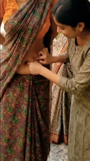 navel play of women by young sister-navel poke deep in low waist saree