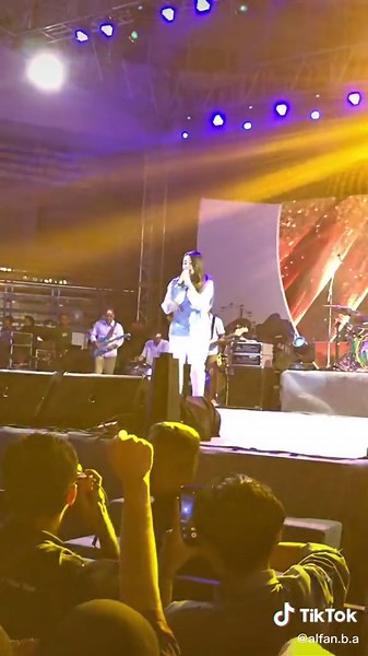 @Via Vallen live malang pestarakyat simpedes #viavallen #viavallenofficial #vyanisty #vyanistyindonesia #vyanistymalang