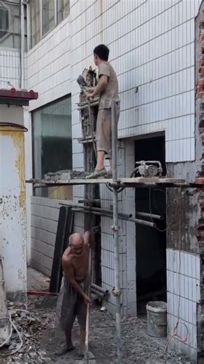 Lift the cement mixture using a shovel and insert it into the casting so that it sticks to the wall.