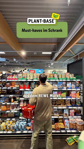 Diese pflanzlichen Staples dürfen in deinem Haushalt nicht fehlen! 🌱 Ob morgens um 7 oder abends um 12: Manche Produkte braucht man einfach IMMER. Wir zeigen dir unsere absoluten plant base Favorites, die in keinem Vorratschrank fehlen sollten. Von schnellen Snacks bis zu Gourmet-Momenten, diese Basics machen dein Leben einfach leckerer! 💚 | REWE