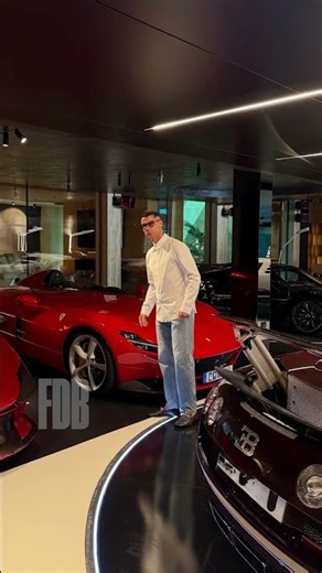 Ronaldo mostro la coleccion de sus lujoso autos