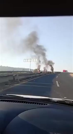Code Red Activated in Jalisco After Federal Operation Sparks Clashes and Road Blockades Mexican authorities carried out a federal operation in Tapalpa earlier today, triggering armed clashes and road blockades across several municipalities in the state of Jalisco. Following the escalation, a Code Red was activated statewide. The Government of Jalisco confirmed that public transportation services have been suspended as a precautionary measure due to the security situation linked to the federal op