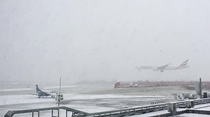 Our snow team are continuing to keep the runway clear. Watch the Emirates flight landing on time from Dubai ✈️ | Newcastle International Airport